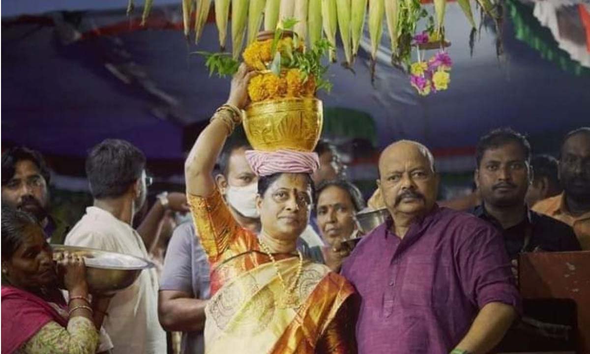 బోనమెత్తిన హైదరాబాద్ … గోల్కొండ జగదాంబిక అమ్మవారికి తొలి బోనం బోనమెత్తిన హైదరాబాద్ … గోల్కొండ జగదాంబిక అమ్మవారికి తొలి బోనం