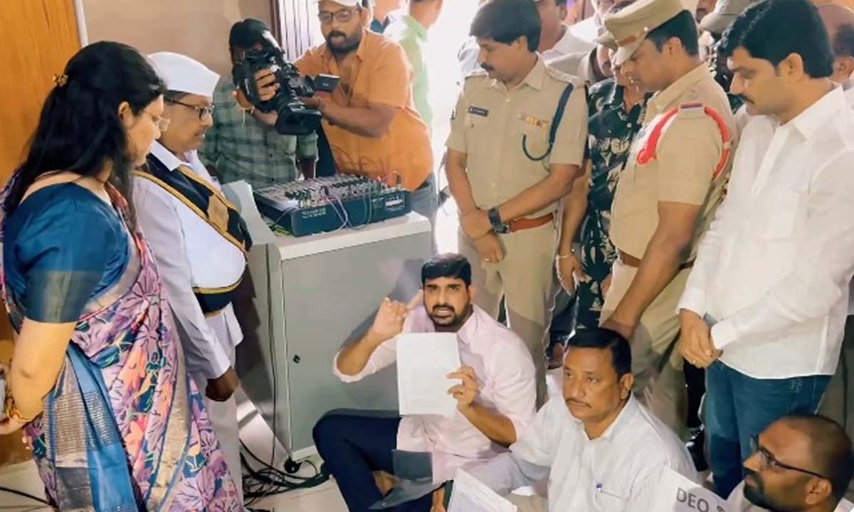 కరీంనగర్ జిల్లా పరిషత్లో ఎమ్మెల్యే కౌశిక్ రెడ్డి రచ్చ … డీఈఓ ను సస్పెండ్ చేయాలంటూ నిరసన కరీంనగర్ జిల్లా పరిషత్లో ఎమ్మెల్యే కౌశిక్ రెడ్డి రచ్చ … డీఈఓ ను సస్పెండ్ చేయాలంటూ నిరసన