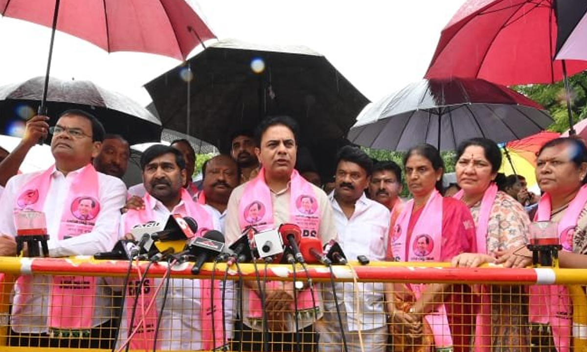 KTR | వాయిదాతో ఎంత ముట్టింది?.. నిరుద్యోగులపై అక్రమంగా కేసులు: కేటీఆర్ KTR | వాయిదాతో ఎంత ముట్టింది?.. నిరుద్యోగులపై అక్రమంగా కేసులు: కేటీఆర్