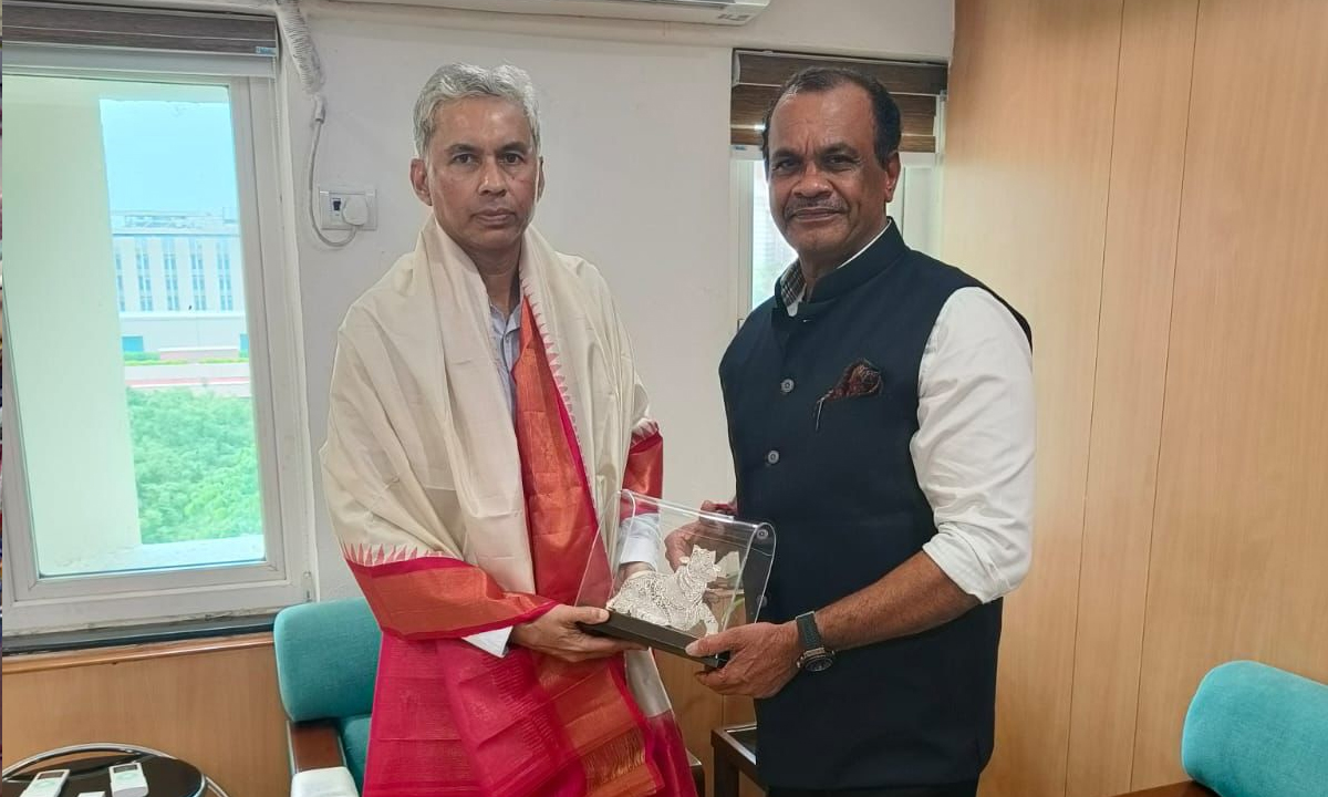 Minister Komatireddy | జాతీయ రహదారులపై కేంద్ర కార్యదర్శితో మంత్రి వెంకట్ రెడ్డి భేటీ Minister Komatireddy | జాతీయ రహదారులపై కేంద్ర కార్యదర్శితో మంత్రి వెంకట్ రెడ్డి భేటీ