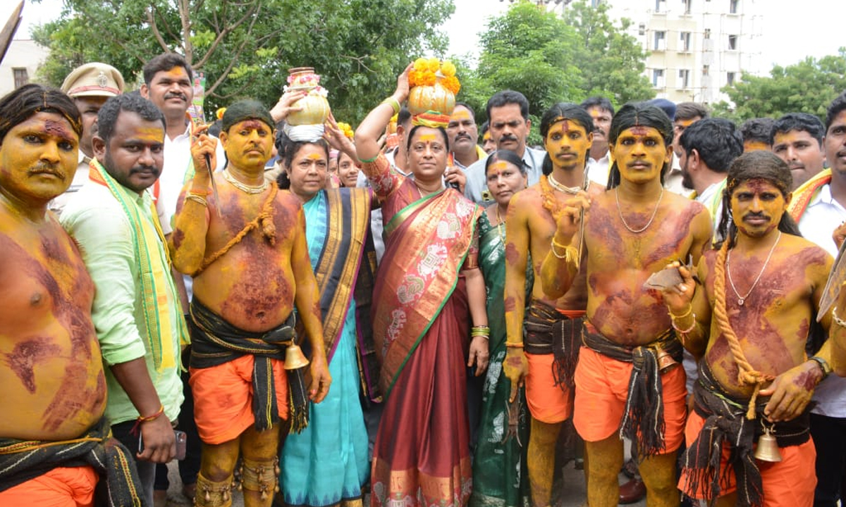 Minister Konda Surekha | వరంగల్లో ఘనంగా బీరన్న బోనాలు.. పాల్గొన్న మంత్రి కొండా సురేఖ Minister Konda Surekha | వరంగల్లో ఘనంగా బీరన్న బోనాలు.. పాల్గొన్న మంత్రి కొండా సురేఖ