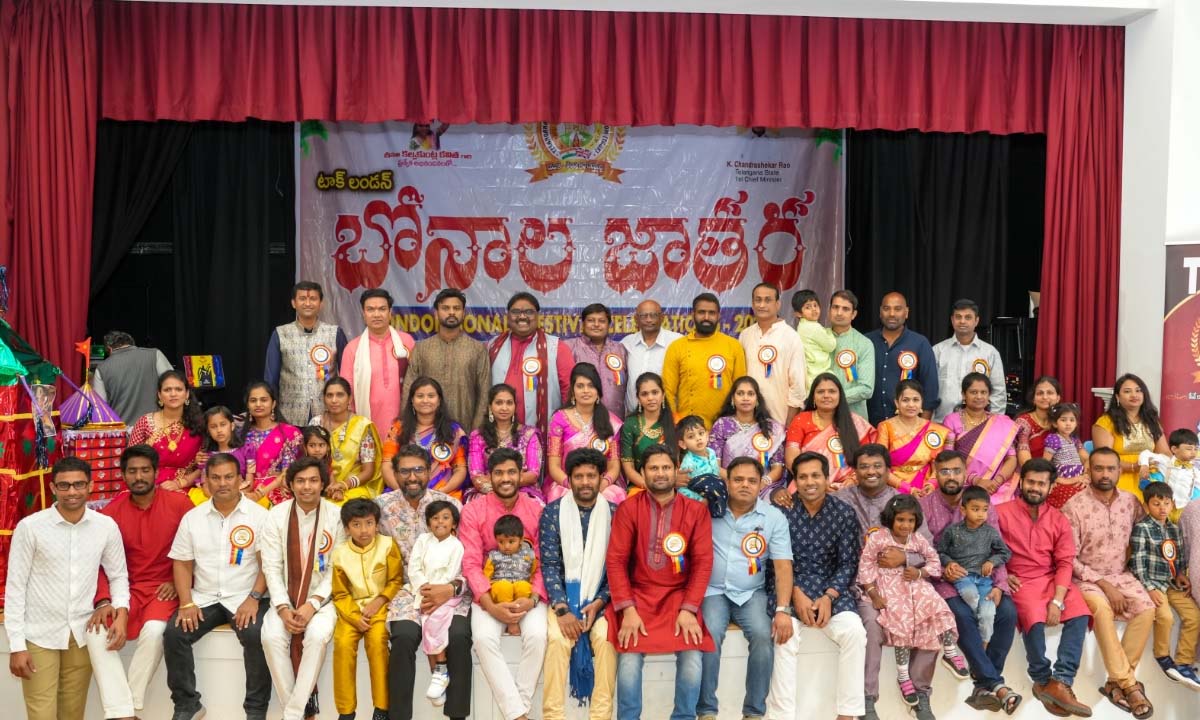 LONDON | లండన్ లో ఘనంగా “టాక్ బోనాల జాతర ” వేడుకలు, ప్రత్యేక ఆకర్షణగా తొట్టెల ఊరేగింపు, పోతురాజు ఆటలు LONDON | లండన్ లో ఘనంగా “టాక్ బోనాల జాతర ” వేడుకలు, ప్రత్యేక ఆకర్షణగా తొట్టెల ఊరేగింపు, పోతురాజు ఆటలు