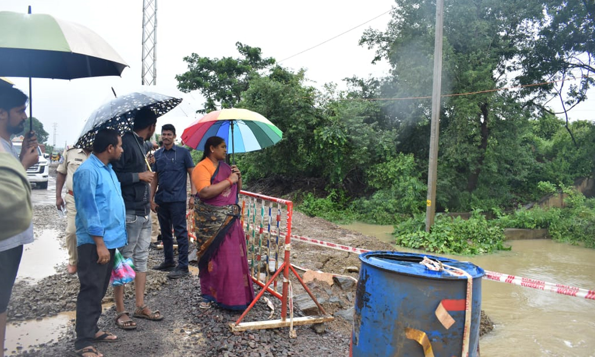 Minister Seethakka | ఏ పరిస్థితినైనా ఎదుర్కోవడానికి సిద్ధం: మంత్రి సీతక్క Minister Seethakka | ఏ పరిస్థితినైనా ఎదుర్కోవడానికి సిద్ధం: మంత్రి సీతక్క