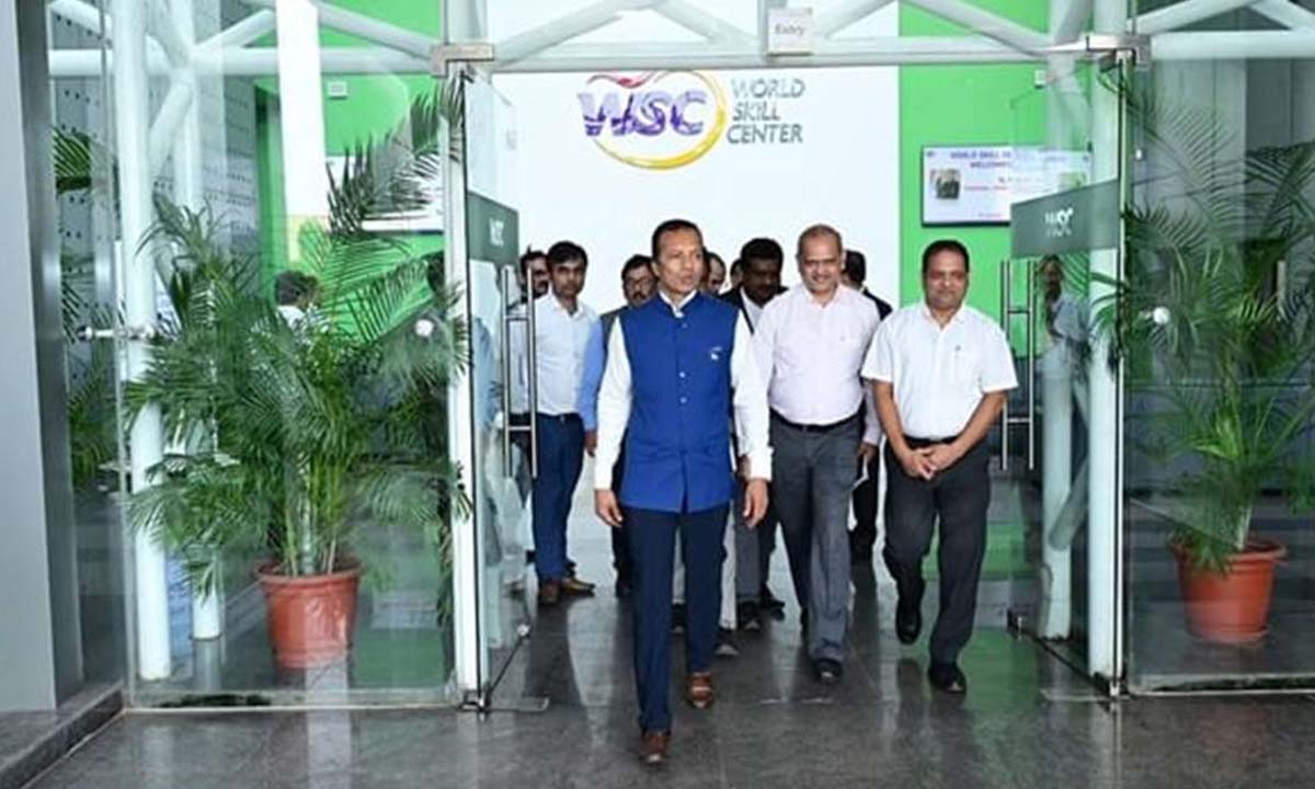 Naveen Jindal | విమానంలో మహిళను లైంగికంగా వేధించిన జిందాల్ స్టీల్ ఉన్నతాధికారి.. ఇదీ నవీన్ జిందాల్ స్పందన! Naveen Jindal | విమానంలో మహిళను లైంగికంగా వేధించిన జిందాల్ స్టీల్ ఉన్నతాధికారి.. ఇదీ నవీన్ జిందాల్ స్పందన!