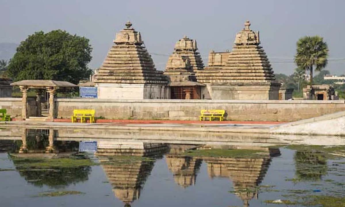 Panagal temples | పానగల్ ఆలయాల అభివృద్ధి నిధులు దారి మళ్లించవద్దు .. మంత్రి కోమటిరెడ్డికి బీఆరెస్ వినతి Panagal temples | పానగల్ ఆలయాల అభివృద్ధి నిధులు దారి మళ్లించవద్దు .. మంత్రి కోమటిరెడ్డికి బీఆరెస్ వినతి
