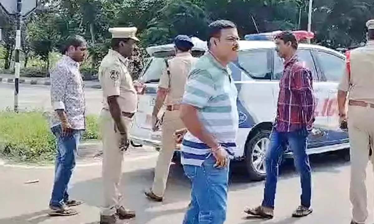 పెద్ద అంబర్ పేట కాల్పుల కలకలం … పోలీసుల అదుపులో పార్థీ గ్యాంగ్ పెద్ద అంబర్ పేట కాల్పుల కలకలం … పోలీసుల అదుపులో పార్థీ గ్యాంగ్