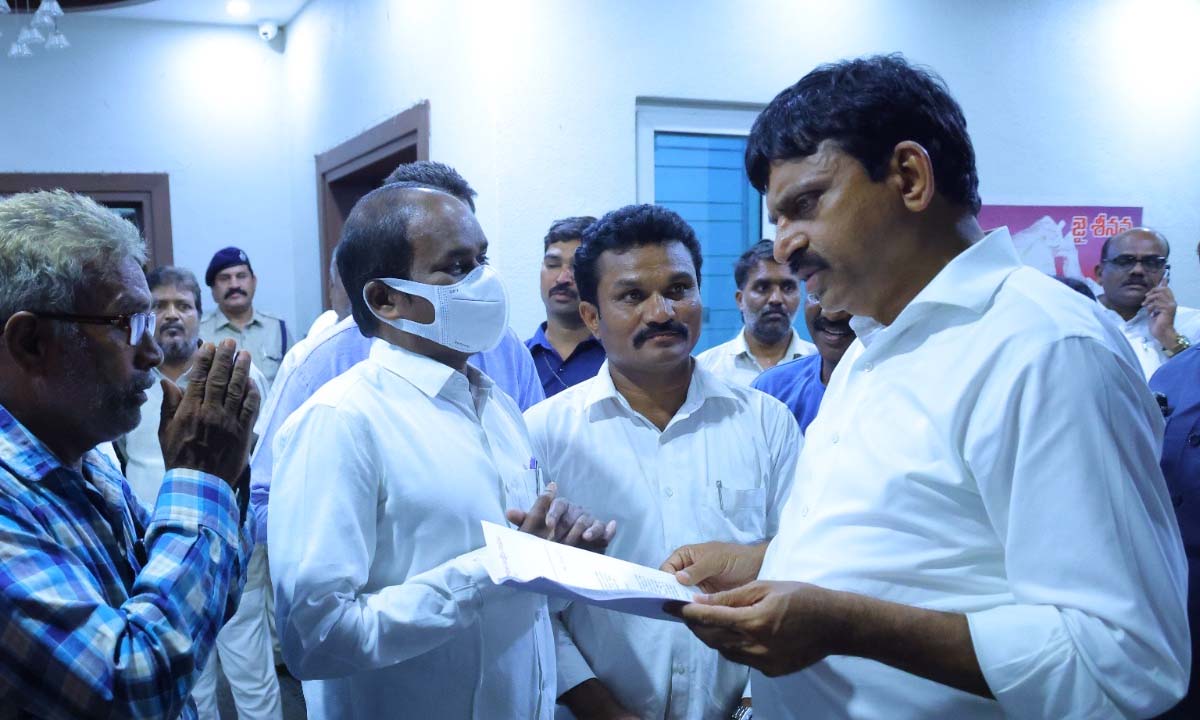 మాతృసంస్థలోనే వీఆర్వోలను కొనసాగించాలి.. తెలంగాణ గ్రామ రెవెన్యూ అధికారుల సంక్షేమ సంఘం రాష్ట్ర అధ్యక్షులు గరికె ఉపేంద్రరావు మాతృసంస్థలోనే వీఆర్వోలను కొనసాగించాలి.. తెలంగాణ గ్రామ రెవెన్యూ అధికారుల సంక్షేమ సంఘం రాష్ట్ర అధ్యక్షులు గరికె ఉపేంద్రరావు