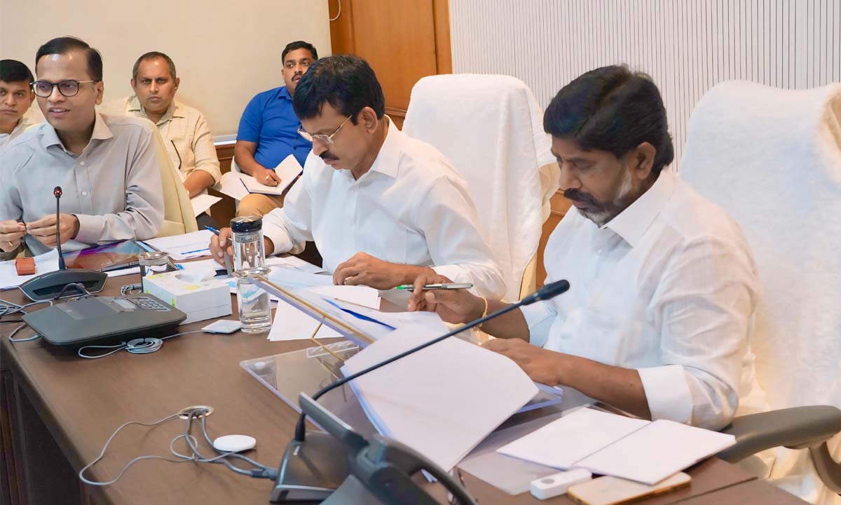 అర్హులైన ప్రతి ఒక్కరికి ఇందిరమ్మ ఇండ్లు ,బడ్జెట్ లో ఇందిరమ్మ ఇండ్లకు పెద్దపీట : మంత్రి పొంగులేటి శ్రీనివాస్ రెడ్డి అర్హులైన ప్రతి ఒక్కరికి ఇందిరమ్మ ఇండ్లు ,బడ్జెట్ లో ఇందిరమ్మ ఇండ్లకు పెద్దపీట : మంత్రి పొంగులేటి శ్రీనివాస్ రెడ్డి