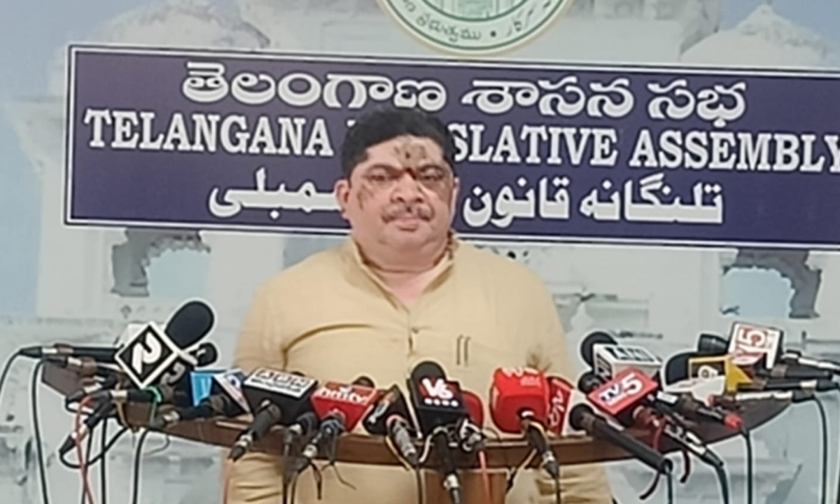 Minister Ponnam | గేట్లు తెరవడానికి మీరు పోటుగాళ్లా.. కేటీఆర్ యువరాజు కాదు: మంత్రి పొన్నం ప్రభాకర్ Minister Ponnam | గేట్లు తెరవడానికి మీరు పోటుగాళ్లా.. కేటీఆర్ యువరాజు కాదు: మంత్రి పొన్నం ప్రభాకర్
