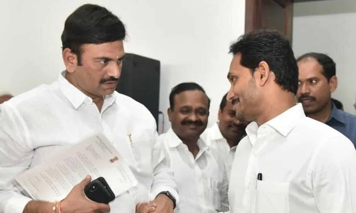 AP Assembly | జగన్.. రఘురామ మాటమంతి.. అసెంబ్లీ హాల్లో ఆసక్తికర ఘటన AP Assembly | జగన్.. రఘురామ మాటమంతి.. అసెంబ్లీ హాల్లో ఆసక్తికర ఘటన