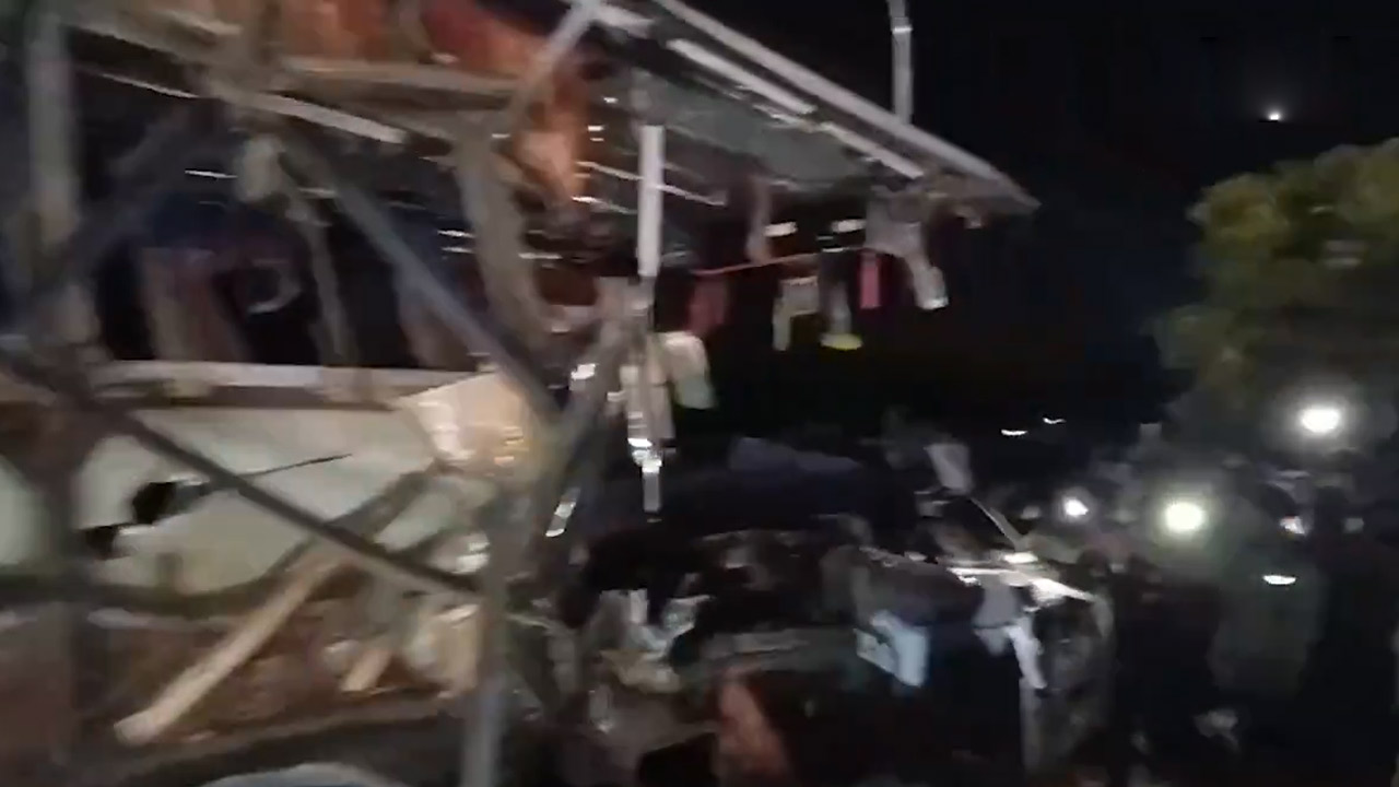 Road accident | తిరుపతికి వెళ్తున్న బస్సును ఢీకొట్టిన లారీ.. 9 మంది దుర్మరణం Road accident | తిరుపతికి వెళ్తున్న బస్సును ఢీకొట్టిన లారీ.. 9 మంది దుర్మరణం