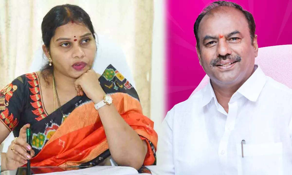 గద్వాల లో పొలిటికల్ వార్ .. ఎమ్మెల్యే కృష్ణ మోహన్ రెడ్డి, సరిత మధ్య రాజకీయ రగడ గద్వాల లో పొలిటికల్ వార్ .. ఎమ్మెల్యే కృష్ణ మోహన్ రెడ్డి, సరిత మధ్య రాజకీయ రగడ
