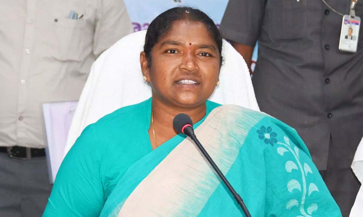 Sitakka | భూ రిజిస్ట్రేషన్లలో మహిళలకు 50శాతం రాయితీపై పరిశీలన..అంగన్వాడీలకు రిటైర్మెంట్ బెన్ఫిట్స్ Sitakka | భూ రిజిస్ట్రేషన్లలో మహిళలకు 50శాతం రాయితీపై పరిశీలన..అంగన్వాడీలకు రిటైర్మెంట్ బెన్ఫిట్స్