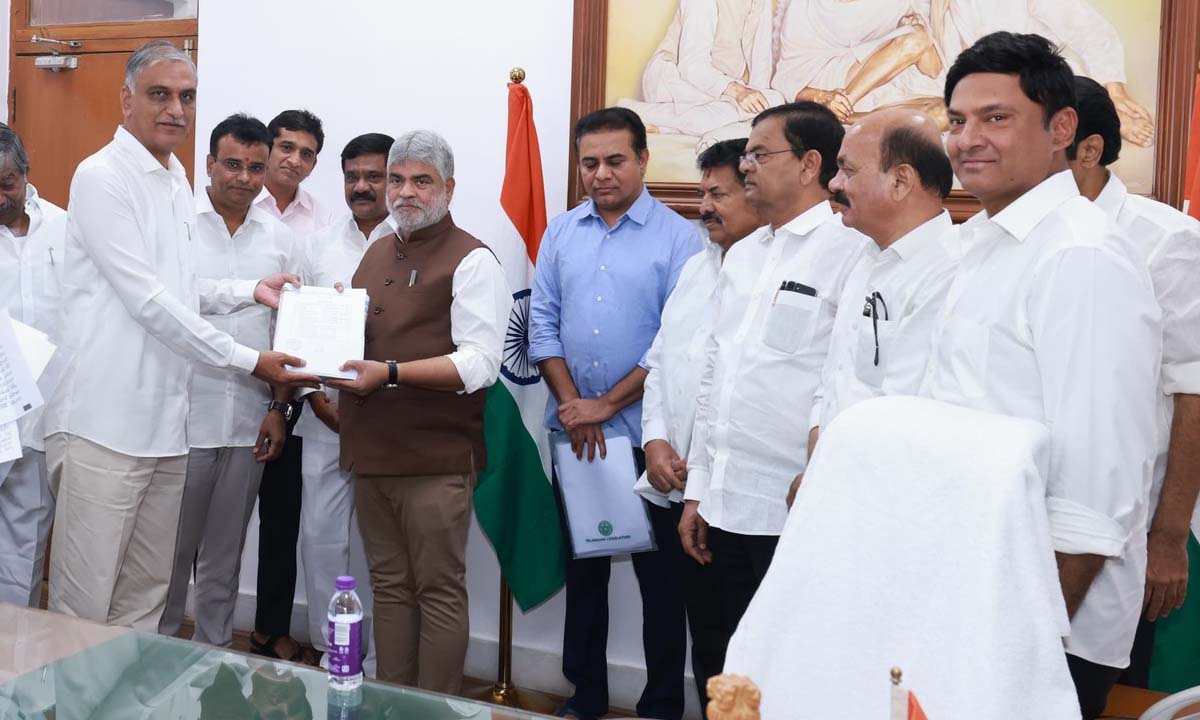 TELANGANA | స్పీకర్తో భేటీయైన బీఆరెస్ ఎమ్మెల్యేలు, ఎమ్మెల్యేల ఫిరాయింపులు..ప్రోటోకాల్ ఉల్లంఘనలపై ఫిర్యాదులు TELANGANA | స్పీకర్తో భేటీయైన బీఆరెస్ ఎమ్మెల్యేలు, ఎమ్మెల్యేల ఫిరాయింపులు..ప్రోటోకాల్ ఉల్లంఘనలపై ఫిర్యాదులు