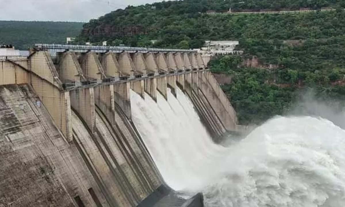 శ్రీశైలం ప్రాజెక్టు ఐదు గేట్లు ఓపెన్…సాగర్ కు కృష్ణమ్మ పరుగులు శ్రీశైలం ప్రాజెక్టు ఐదు గేట్లు ఓపెన్…సాగర్ కు కృష్ణమ్మ పరుగులు