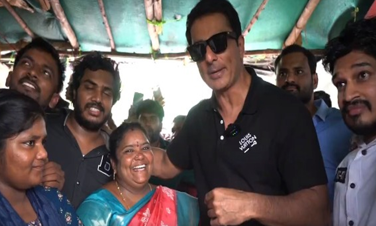 Sonu Sood | కుమారి ఆంటీ స్టాల్ను సందర్శించిన నటుడు సోను సూద్ Sonu Sood | కుమారి ఆంటీ స్టాల్ను సందర్శించిన నటుడు సోను సూద్