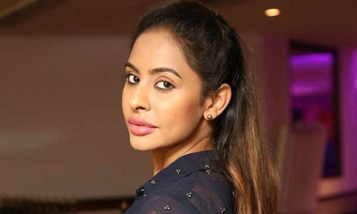 Sri Reddy | ఏపీ సీఎం, డిప్యూటీ సీఎంలపై విమర్శలు.. నటి శ్రీ రెడ్డిపై కేసు నమోదు Sri Reddy | ఏపీ సీఎం, డిప్యూటీ సీఎంలపై విమర్శలు.. నటి శ్రీ రెడ్డిపై కేసు నమోదు