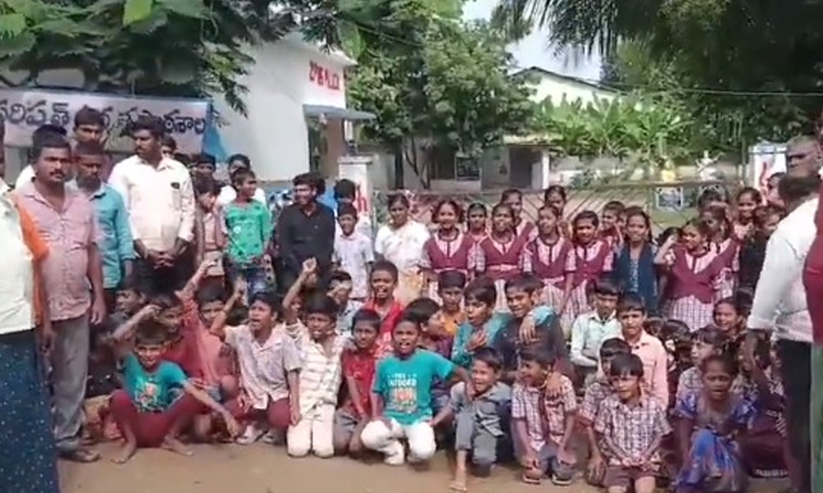 Khammam | మాకు టీచర్లు కావాలి.. పాఠశాలకు తాళం వేసి రోడ్డెక్కిన విద్యార్థులు Khammam | మాకు టీచర్లు కావాలి.. పాఠశాలకు తాళం వేసి రోడ్డెక్కిన విద్యార్థులు