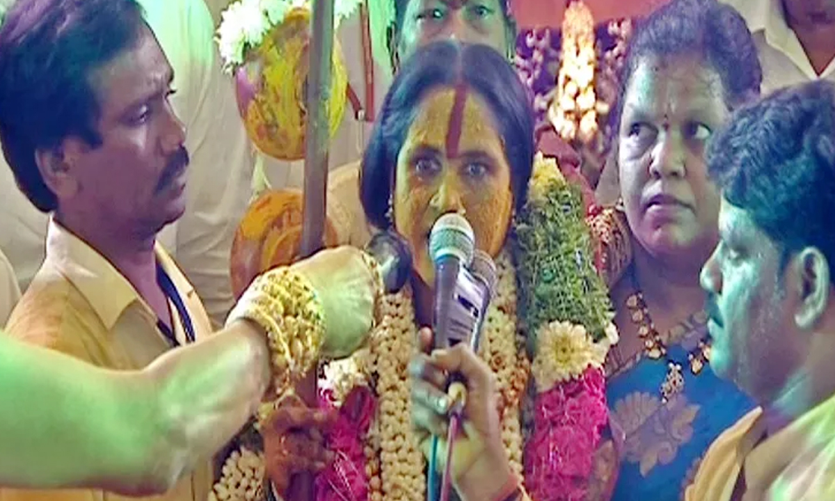 Swarnalatha Rangam Bhavishyavani 2024 | వర్షాలు సమృద్ధి.. పంటలు పుష్కలం.. భవిష్యవాణిలో స్వర్ణలత Swarnalatha Rangam Bhavishyavani 2024 | వర్షాలు సమృద్ధి.. పంటలు పుష్కలం.. భవిష్యవాణిలో స్వర్ణలత