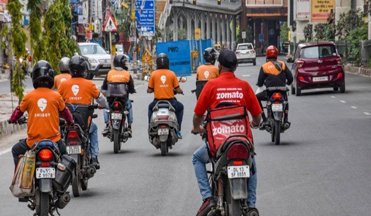 Swiggy – Zomato | యూజర్లకు షాక్ ఇచ్చిన స్విగ్గీ, జొమాటో..! ప్లాట్ఫామ్ ఫీజు 20శాతం మేర పెంపు..! Swiggy – Zomato | యూజర్లకు షాక్ ఇచ్చిన స్విగ్గీ, జొమాటో..! ప్లాట్ఫామ్ ఫీజు 20శాతం మేర పెంపు..!
