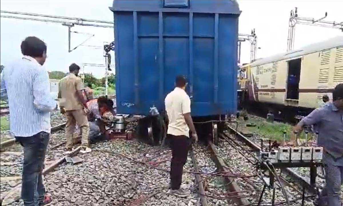 పట్టాలు తప్పిన గూడ్స్ రైలు… పలు రైళ్లు నిలిపివేత పట్టాలు తప్పిన గూడ్స్ రైలు… పలు రైళ్లు నిలిపివేత