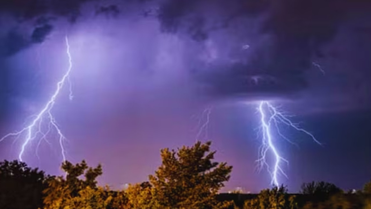 Lightning strikes | ఉత్తరప్రదేశ్లో పిడుగుల బీభత్సం.. ఒకేరోజు 38 మంది దుర్మరణం Lightning strikes | ఉత్తరప్రదేశ్లో పిడుగుల బీభత్సం.. ఒకేరోజు 38 మంది దుర్మరణం