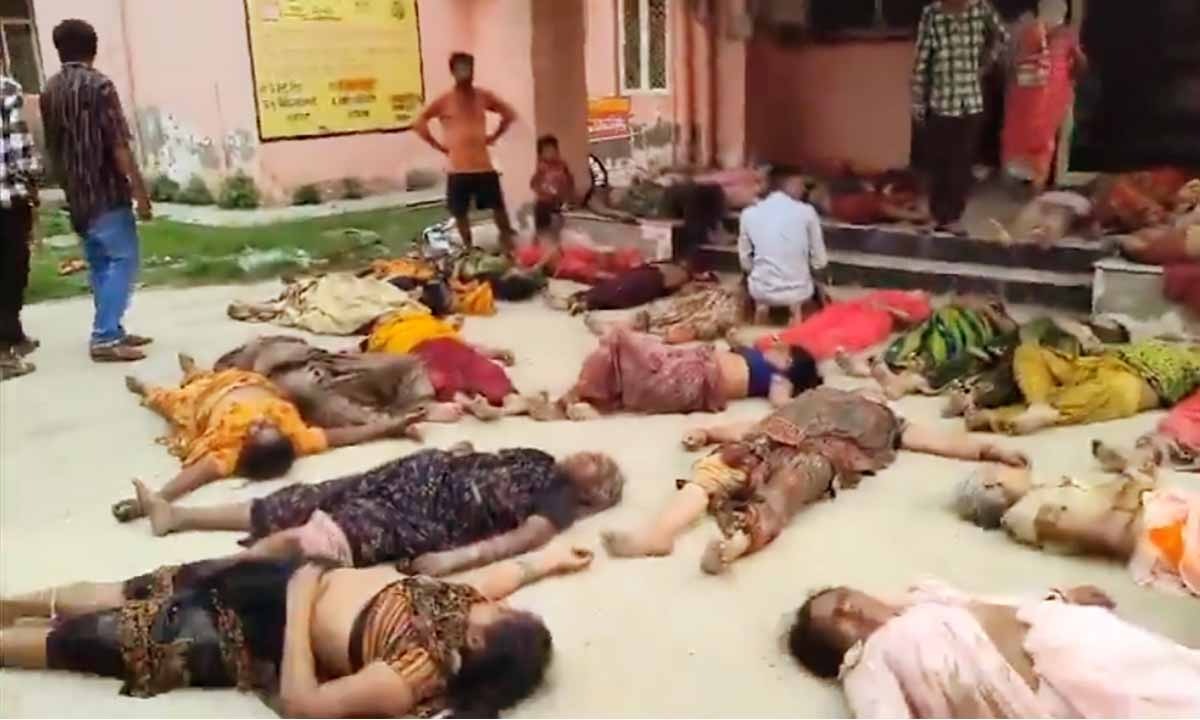 యూపీలోని హత్రాస్లో తొక్కిసలాట.. 107 మందికిపైగా మృతి యూపీలోని హత్రాస్లో తొక్కిసలాట.. 107 మందికిపైగా మృతి