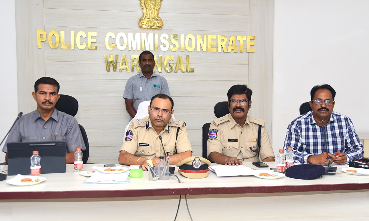 సైబర్ నేరాలపై ప్రజల్లో అవగాహన పెంచాలి: వరంగల్ పోలీస్ కమిషనర్ అంబర్ కిషోర్ ఝా సైబర్ నేరాలపై ప్రజల్లో అవగాహన పెంచాలి: వరంగల్ పోలీస్ కమిషనర్ అంబర్ కిషోర్ ఝా