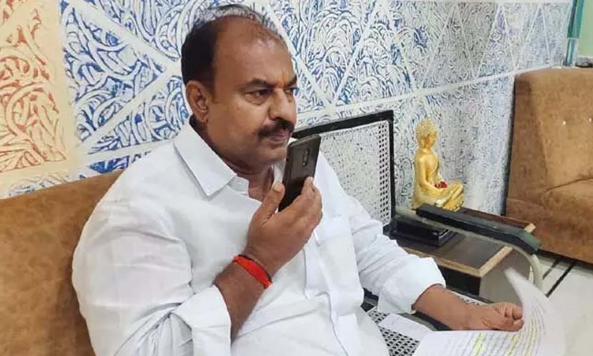 Banda Krishna Mohan Reddy | కాంగ్రెస్ గూటికి గద్వాల బీఆరెస్ ఎమ్మెల్యే బండ్ల ? వలసల కట్టడికి కేసీఆర్ ప్రయత్నాలు విఫలం ! Banda Krishna Mohan Reddy | కాంగ్రెస్ గూటికి గద్వాల బీఆరెస్ ఎమ్మెల్యే బండ్ల ? వలసల కట్టడికి కేసీఆర్ ప్రయత్నాలు విఫలం !