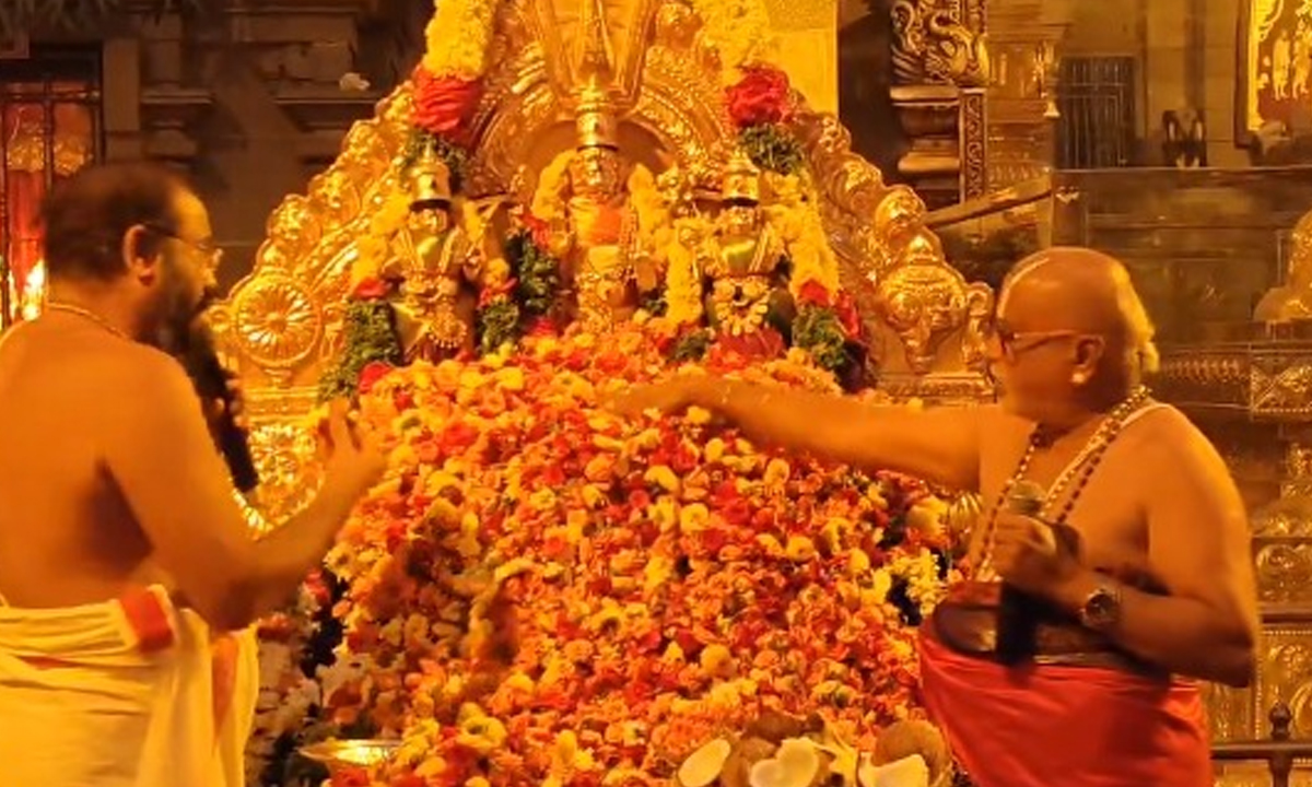 Yadagirigutta | యాదగిరిగుట్టలో ఘనంగా తొలి ఏకాదశి పూజలు.. లక్ష పుష్పార్చన Yadagirigutta | యాదగిరిగుట్టలో ఘనంగా తొలి ఏకాదశి పూజలు.. లక్ష పుష్పార్చన