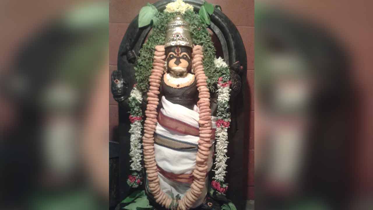 Vada Mala | హనుమంతుడికి వడమాల సమర్పించి పూజిస్తే.. శని బాధలు ఉండవట..! Vada Mala | హనుమంతుడికి వడమాల సమర్పించి పూజిస్తే.. శని బాధలు ఉండవట..!