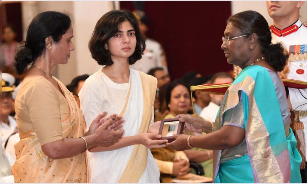 ఆర్మీలో ‘ఎన్వోకే’ నిబంధనలు మార్చాలంటున్న .. అన్షుమన్ తల్లిదండ్రులు ఆర్మీలో ‘ఎన్వోకే’ నిబంధనలు మార్చాలంటున్న .. అన్షుమన్ తల్లిదండ్రులు