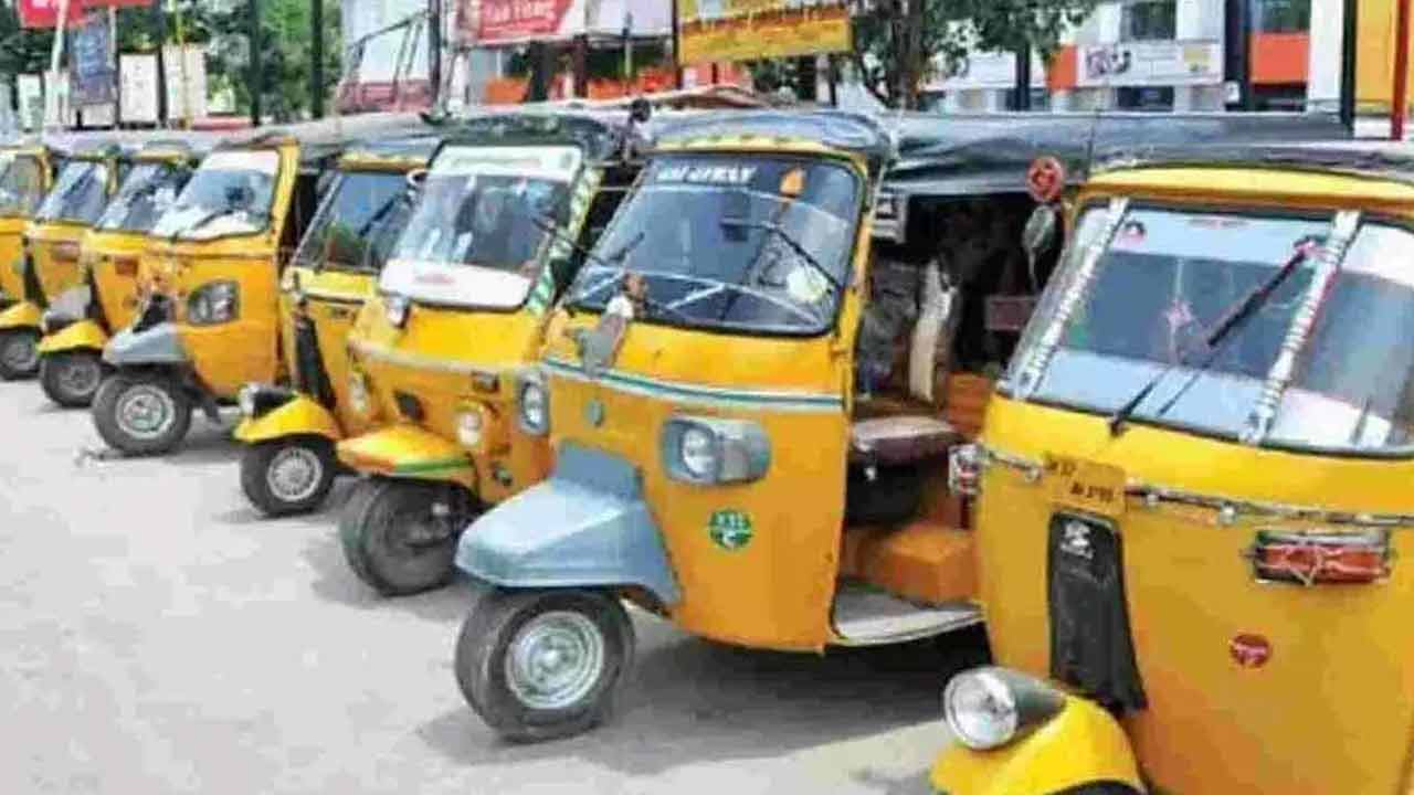 Auto Drivers | హైదరాబాద్లో ఆటో డ్రైవర్లపై 8,930 కేసులు నమోదు.. కారణం ఇదే..! Auto Drivers | హైదరాబాద్లో ఆటో డ్రైవర్లపై 8,930 కేసులు నమోదు.. కారణం ఇదే..!