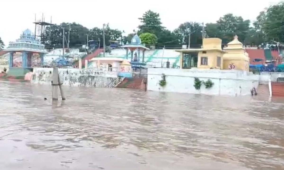 Bhadrachalam | భద్రాచలం వద్ద గోదావరి ఉగ్రరూపం,మూడో ప్రమాద హెచ్చరిక జారీ … పలు కాలనీల్లో చేరిన వరద నీరు Bhadrachalam | భద్రాచలం వద్ద గోదావరి ఉగ్రరూపం,మూడో ప్రమాద హెచ్చరిక జారీ … పలు కాలనీల్లో చేరిన వరద నీరు