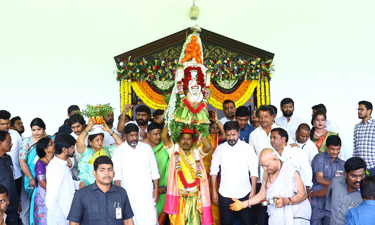 Nalla Pochamma Bonalu | ప్రజాభవన్లో నల్ల పోచమ్మకు భట్టి దంపతుల బోనాలు Nalla Pochamma Bonalu | ప్రజాభవన్లో నల్ల పోచమ్మకు భట్టి దంపతుల బోనాలు