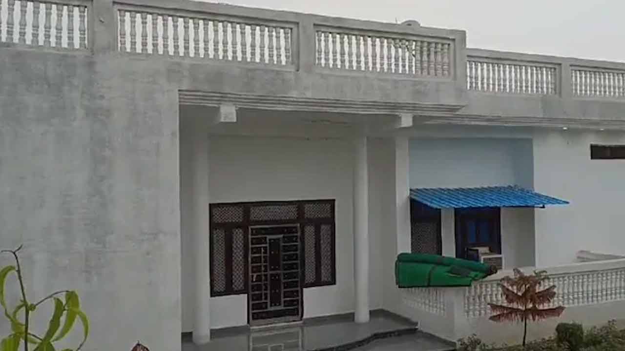 Bhole Baba | ఫైవ్ స్టార్ హోటల్ను తలపించేలా 13 ఎకరాల్లో భోలే బాబా ఆశ్రమం.. ఆ భూమి విలువ రూ. 4 కోట్లు..! Bhole Baba | ఫైవ్ స్టార్ హోటల్ను తలపించేలా 13 ఎకరాల్లో భోలే బాబా ఆశ్రమం.. ఆ భూమి విలువ రూ. 4 కోట్లు..!