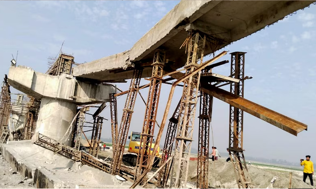 Bihar | బీహార్లో మరో వంతెన కూలిపోయింది.. మూడు వారాల్లో 13వ ప్రమాదం Bihar | బీహార్లో మరో వంతెన కూలిపోయింది.. మూడు వారాల్లో 13వ ప్రమాదం