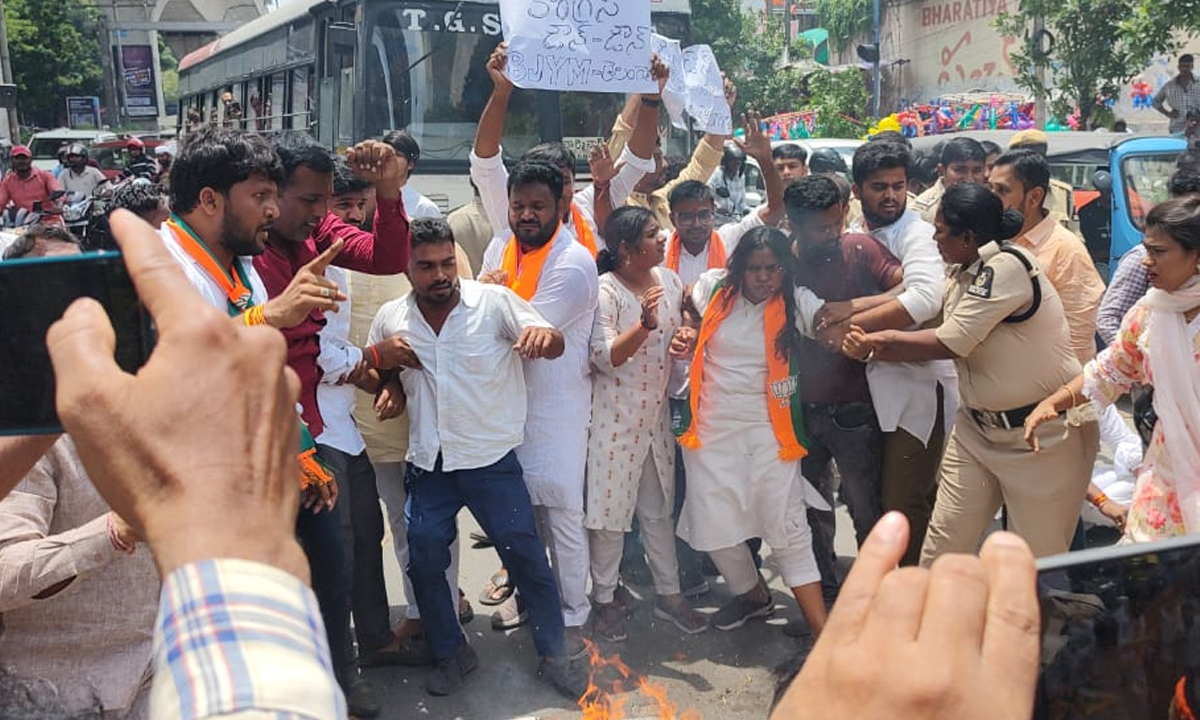 గాంధీభవన్ ముట్టడికి బీజెవైఎం యత్నం.. అడ్డుకున్న పోలీసులు గాంధీభవన్ ముట్టడికి బీజెవైఎం యత్నం.. అడ్డుకున్న పోలీసులు