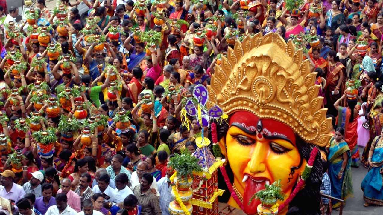 Bonalu Festival | భాగ్యనగరంలో బోనాల జాతర.. ఈ ఆలయాల్లో బోనం సమర్పిస్తే ఎంతో పుణ్యం..! Bonalu Festival | భాగ్యనగరంలో బోనాల జాతర.. ఈ ఆలయాల్లో బోనం సమర్పిస్తే ఎంతో పుణ్యం..!