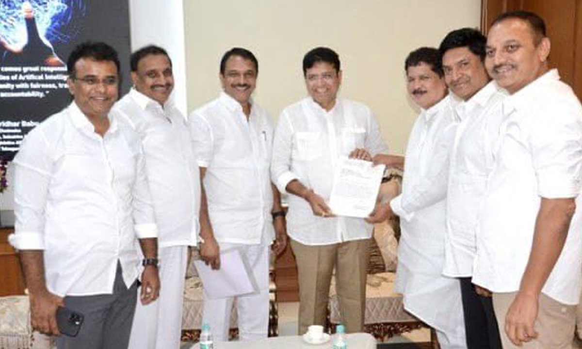 ఇంచార్జి మంత్రి శ్రీధర్బాబుతో గ్రేటర్ ఎమ్మెల్యేల భేటీ ఇంచార్జి మంత్రి శ్రీధర్బాబుతో గ్రేటర్ ఎమ్మెల్యేల భేటీ