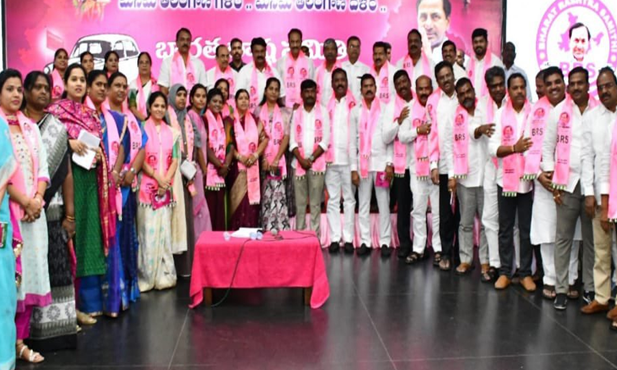 గ్రేటర్ బీఆరెస్ కార్పోరేటర్లు.. ఎమ్మెల్యేలతో తలసాని భేటీ గ్రేటర్ బీఆరెస్ కార్పోరేటర్లు.. ఎమ్మెల్యేలతో తలసాని భేటీ