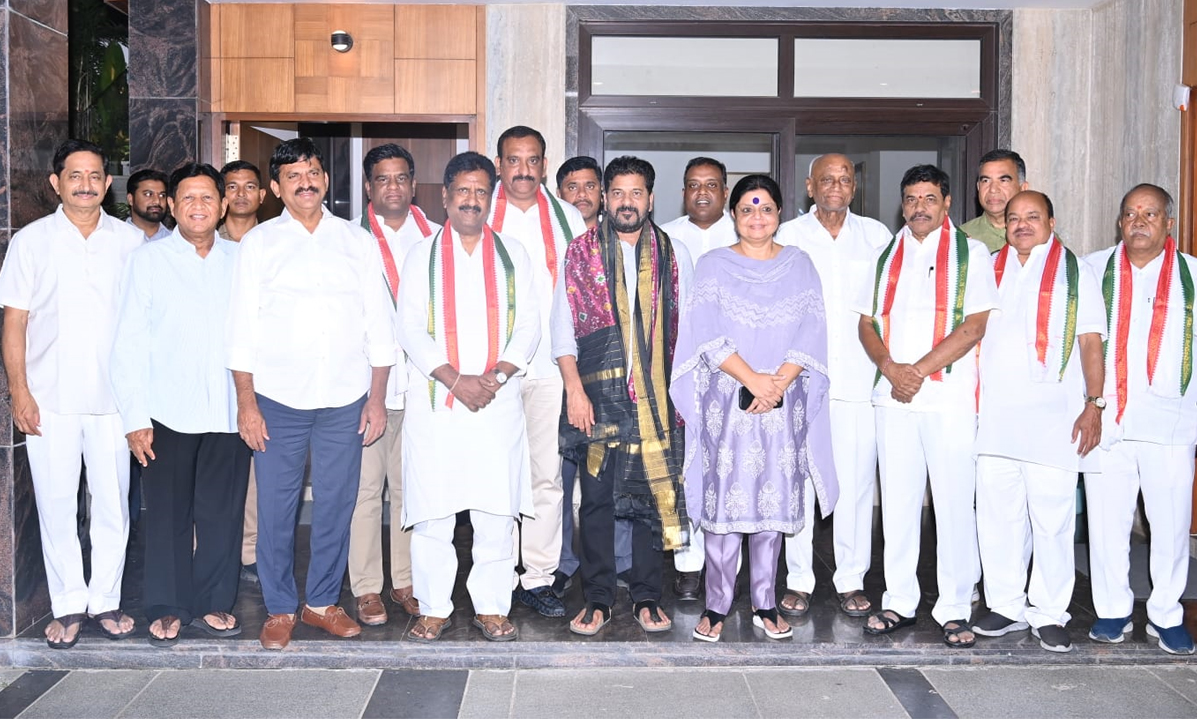 బీఆర్ఎస్కు బిగ్ షాక్.. కాంగ్రెస్లోకి ఆరుగురు ఎమ్మెల్సీలు బీఆర్ఎస్కు బిగ్ షాక్.. కాంగ్రెస్లోకి ఆరుగురు ఎమ్మెల్సీలు