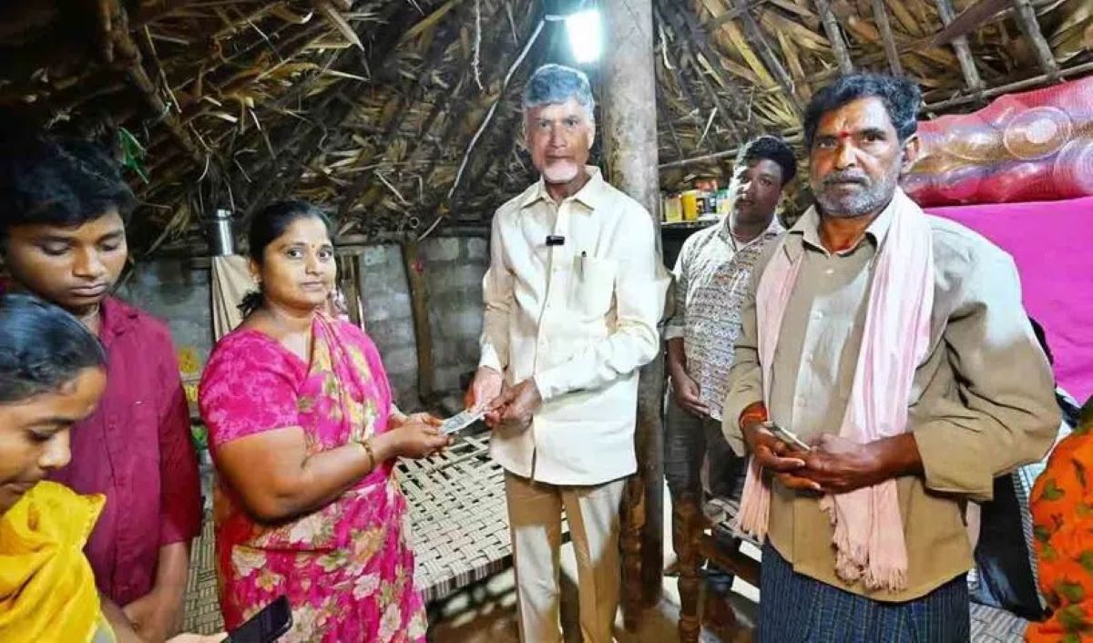 CM Chandrababu Naidu | ఏపీలో ప్రారంభమైన పెన్షన్ల పంపిణీ.. ప్రారంభించిన సీఎం చంద్రబాబు CM Chandrababu Naidu | ఏపీలో ప్రారంభమైన పెన్షన్ల పంపిణీ.. ప్రారంభించిన సీఎం చంద్రబాబు