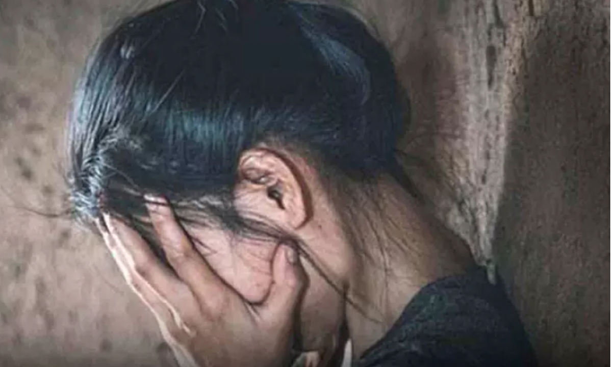 Pocso Case | విద్యార్థినిపై ప్రధానోపాధ్యాయుడి వేధింపులు.. పది మందిపై ఫోక్సో కేసు Pocso Case | విద్యార్థినిపై ప్రధానోపాధ్యాయుడి వేధింపులు.. పది మందిపై ఫోక్సో కేసు