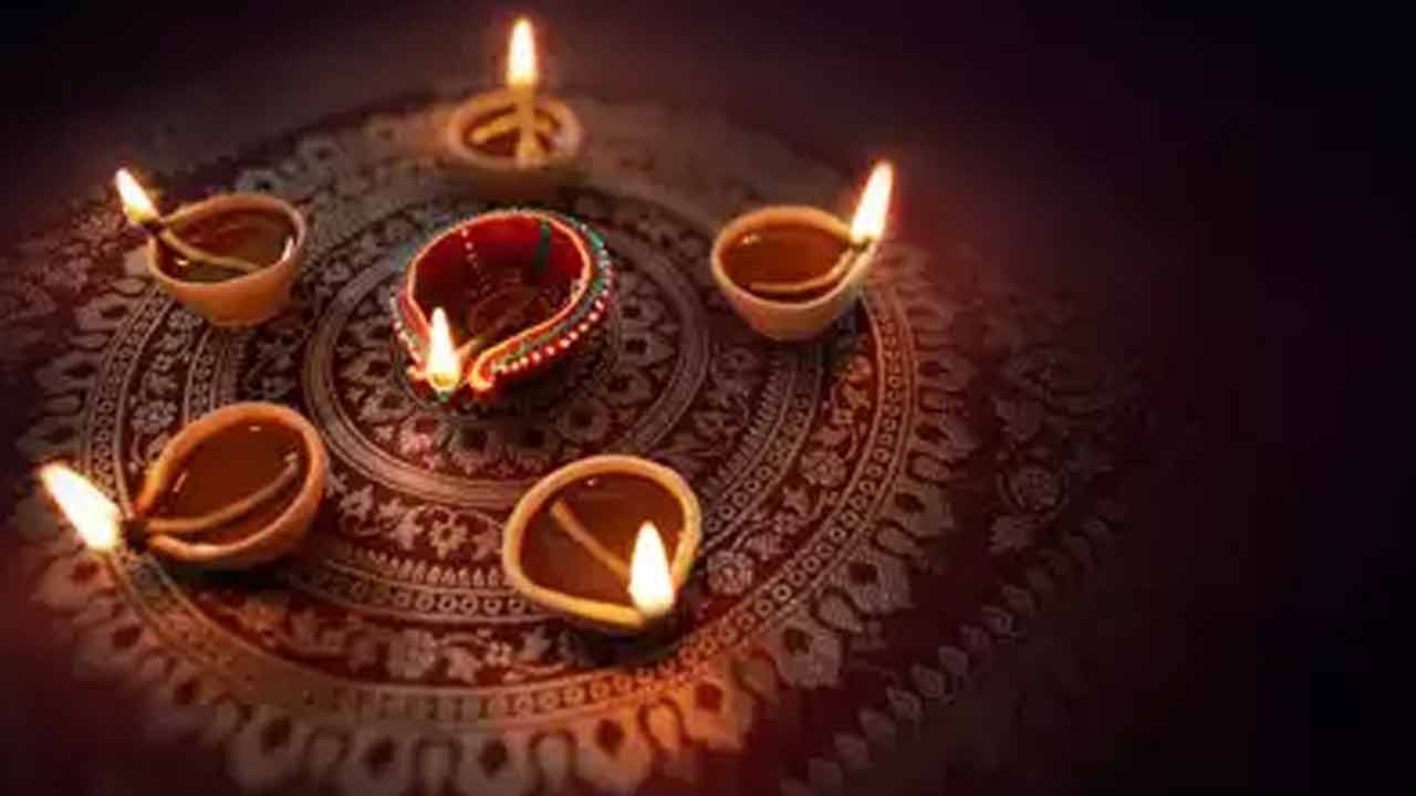 Vastu Tips | మీరు ఇంట్లో దీపం వెలిగిస్తున్నారా..? ఈ దిశలో వెలిగిస్తే జీవితమంతా చికాకులేనట..! Vastu Tips | మీరు ఇంట్లో దీపం వెలిగిస్తున్నారా..? ఈ దిశలో వెలిగిస్తే జీవితమంతా చికాకులేనట..!