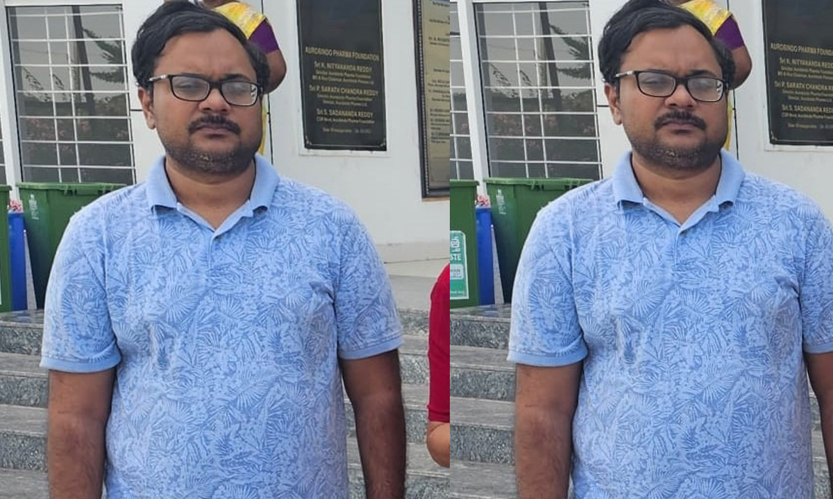 Fake IAS | భార్యను మోసం చేసి 2 కోట్లు కొట్టేసిన నకిలీ ఐఏఎస్ అరెస్టు Fake IAS | భార్యను మోసం చేసి 2 కోట్లు కొట్టేసిన నకిలీ ఐఏఎస్ అరెస్టు