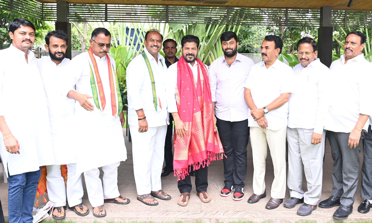 సీఎం రేవంత్రెడ్డి సమక్షంలో కాంగ్రెస్లోకి గద్వాల ఎమ్మెల్యే బండ్ల సీఎం రేవంత్రెడ్డి సమక్షంలో కాంగ్రెస్లోకి గద్వాల ఎమ్మెల్యే బండ్ల