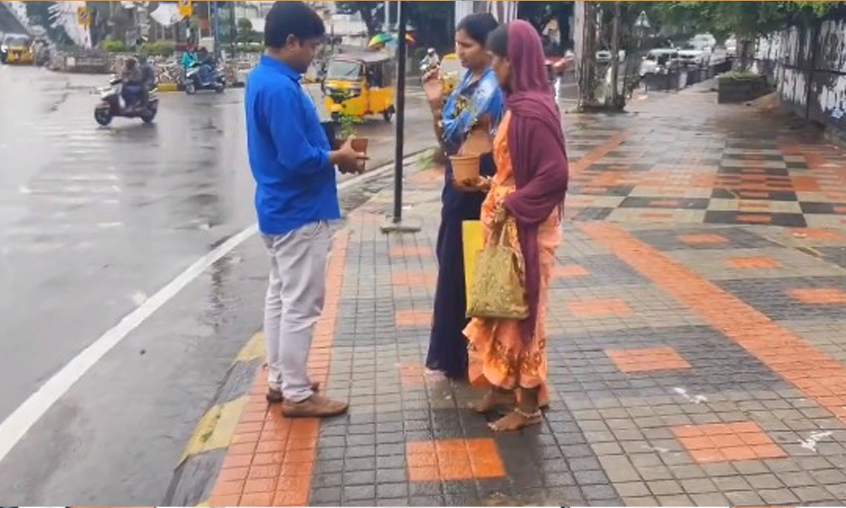 Green India Challenge | ఏడో వసంతంలోకి గ్రీన్ ఇండియా ఛాలెంజ్.. తులసీ మొక్కల పంపిణీ Green India Challenge | ఏడో వసంతంలోకి గ్రీన్ ఇండియా ఛాలెంజ్.. తులసీ మొక్కల పంపిణీ