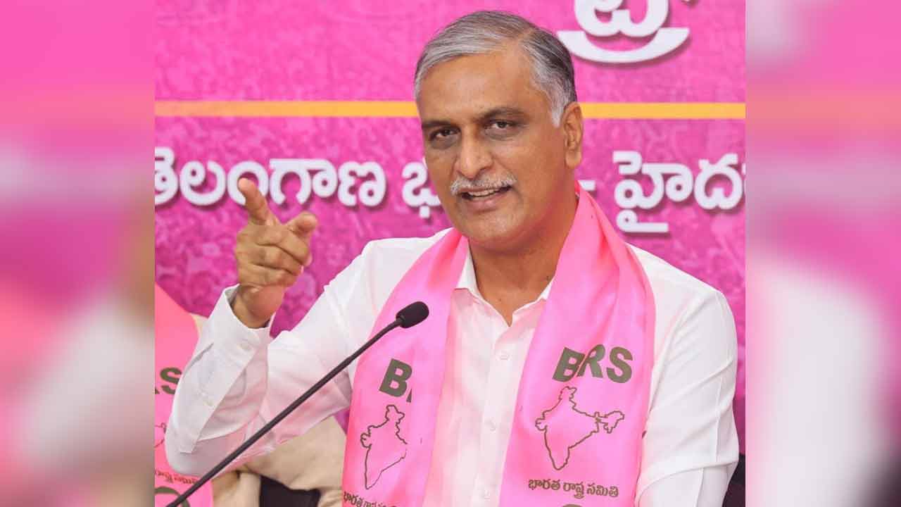 Harish Rao | ఊసరవెల్లి కూడా మిమ్మల్ని చూసి సిగ్గుపడుతుంది.. రేవంత్పై హరీశ్రావు వ్యంగ్యాస్త్రాలు Harish Rao | ఊసరవెల్లి కూడా మిమ్మల్ని చూసి సిగ్గుపడుతుంది.. రేవంత్పై హరీశ్రావు వ్యంగ్యాస్త్రాలు