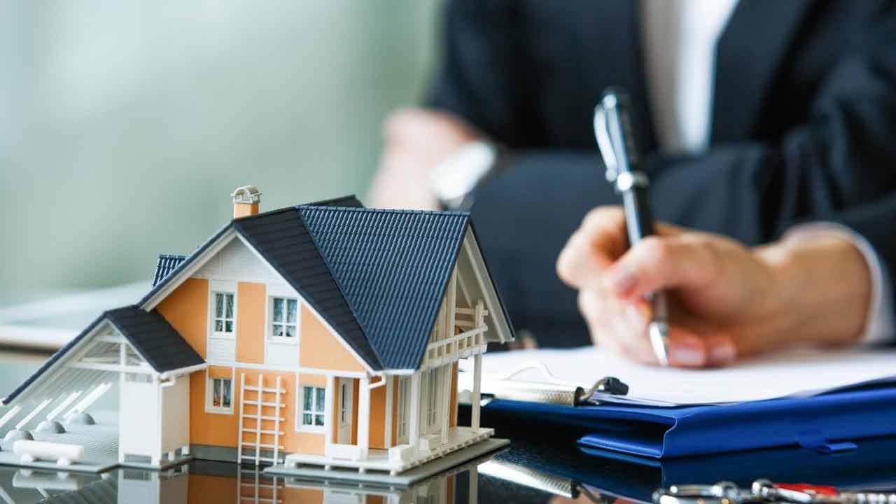 Home Loans | హోమ్ లోన్ తీసుకున్న వ్యక్తి అకాల మరణం చెందితే.. ఈఎంఐలు ఎవరు చెల్లించాలి..? Home Loans | హోమ్ లోన్ తీసుకున్న వ్యక్తి అకాల మరణం చెందితే.. ఈఎంఐలు ఎవరు చెల్లించాలి..?